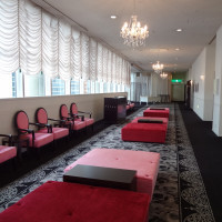 披露宴前の廊下。ピンクのソファとバラのカーペットがかわいい。