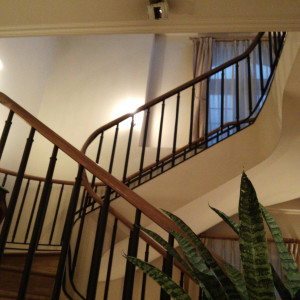 この階段は演出にもよく使われるらしいです|364954さんのオーベルジュ・ド・リル サッポロ （ひらまつウエディング）の写真(120979)