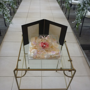 リングピロー　花びらを敷き詰めた上に飾ってくれるので見栄え◎|365025さんのレストランパンセ(東京グランドホテル内)の写真(85243)