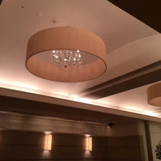 最近改装したチャペルのシャンデリアです