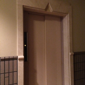 礼拝堂前へのエレベーター|365444さんの神田キリスト教会の写真(86167)