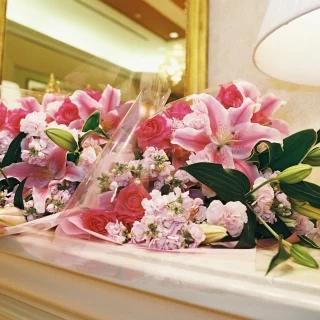 両親への花束。会場の装花とイメージを合わせて。
