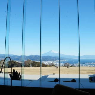 ロビーからの眺め。テラスカフェになっていて庭にも出られる