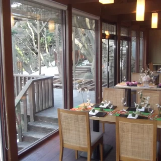 少人数の披露宴会場です。窓が大きくて夏なら綺麗だと思います。