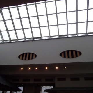 神前式の会場の天井です。大きな窓が光をいれてくれます。