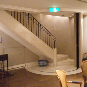 地下チャペルと降りてくる階段|366127さんのレストランひらまつ広尾の写真(90199)