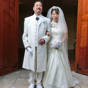 ふたりだけの結婚式をおえて式場の出口で|366239さんのホテル美やまの写真(101537)