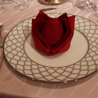 披露宴会場、ゲストテーブル、ナプキンの形がバラになっている