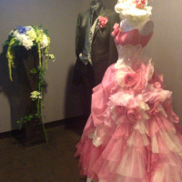 廊下にはドレスの展示
