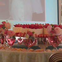 ケーキと装花。プロジェクターの使用も可能