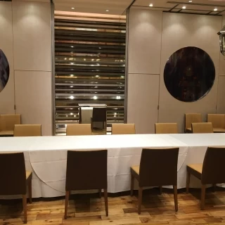披露宴会場の向かいにある少し小さい部屋を挙式会場にできます