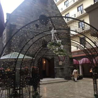 高い位置に雨除けの屋根があるので濡れません