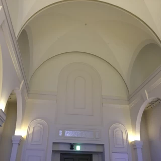 背面の壁に映像が写せます