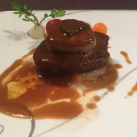 お肉料理でフォアグラが乗っていました