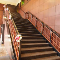 挙式会場：階段のバージンロード