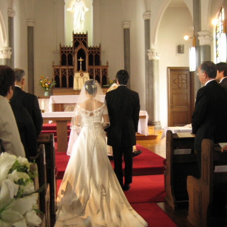 長いレッドカーペットを歩きいよいいよ聖なる儀式、結婚式が・・