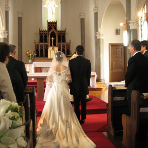 長いレッドカーペットを歩きいよいいよ聖なる儀式、結婚式が・・|367386さんのカトリック山手教会の写真(98748)