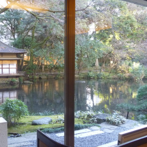 エントランスから見た庭園・池・茶室|367836さんの浮月楼の写真(99979)