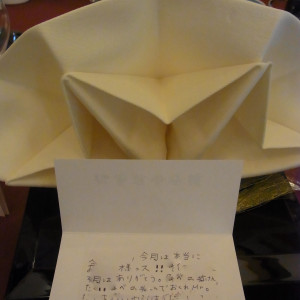 個々の席には綺麗に飾られたナプキンとメッセージが。|367876さんのホテルパサージュ琴海の写真(102652)