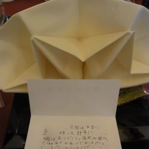 個々の席には綺麗に飾られたナプキンとメッセージが。|367876さんのホテルパサージュ琴海の写真(102652)