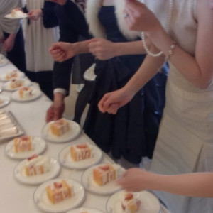 ウェディングケーキがふるまわれ、女子大盛り上がり。|367876さんのホテルパサージュ琴海の写真(102728)