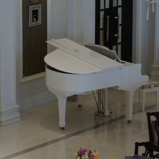 会場に映える白いピアノ