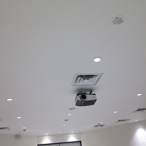 天井には映像演出用プロジェクター|367977さんのグレートファンウエディング（営業終了）の写真(99773)