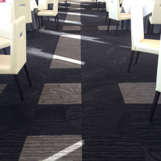 床はモダンなデザインとトーンの絨毯