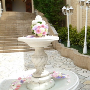 入口の噴水も綺麗に飾られてました|368457さんのマリアグレース北山貴賓館（N style wedding）（ウエディング取扱終了）の写真(111466)