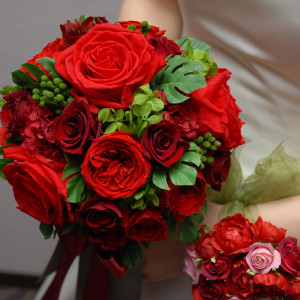 シンプルなウエディングドレスに映える真っ赤なバラのブーケ|368607さんの函館国際ホテルの写真(101858)