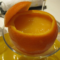 オレンジゼリーの下にバニラなど三層になっていて美味