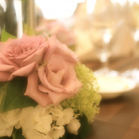 テーブルのお花はシックで綺麗でした。