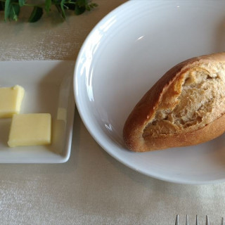 フランスパンのような硬めのパン