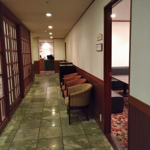 親族控室の集まる廊下|369387さんのSHIROYAMA HOTEL kagoshima（城山ホテル鹿児島）の写真(554675)