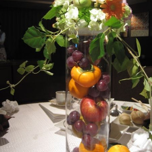 本物の果物が入ったテーブル装飾|369387さんのBLOOM by maruya gardens（ブルームバイマルヤガーデンズ）の写真(489119)