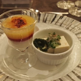 テーマ「沖縄」にちなんで海ブドウ等を使った前菜。