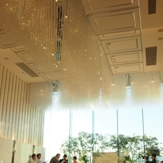 チャペルは天井が高く、光がたくさん入って明るい雰囲気。