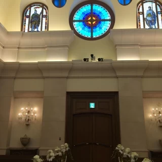 扉が開いて新婦が入場します