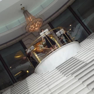結婚式場の入口前で出迎え用のバイオリン奏者