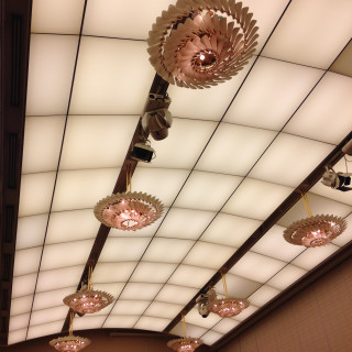 披露宴会場の天井は凝ったデザイン
