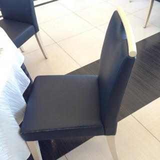椅子は黒ですがクッション素材で心地いい