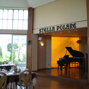 グランドピアノがあります。太陽が昇るととても明るい。|370970さんのリストランテ ステッラポラーレの写真(123569)