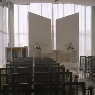 ホテル内の教会。光がたくさん入ります。