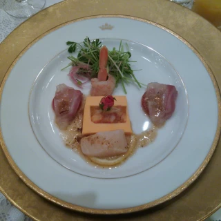 生花が添えられた前菜です。