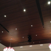 天井は全面茶系色でところどころにシャンデリア
