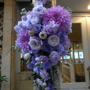 会場入り口の柱の装花|371827さんのヒルサイドガーデンの写真(118216)