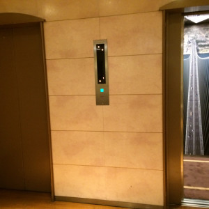 エレベーター。中には広く見せるために風景の写真が。|371968さんの西明石 ホテルキャッスルプラザの写真(120742)