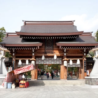 境内。七五三シーズンは参道に露店が並びます。