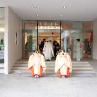 楠公会館から神殿へ花嫁行列のはじまり。