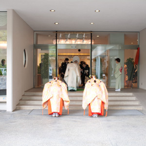 楠公会館から神殿へ花嫁行列のはじまり。|371994さんの湊川神社 楠公会館の写真(681350)